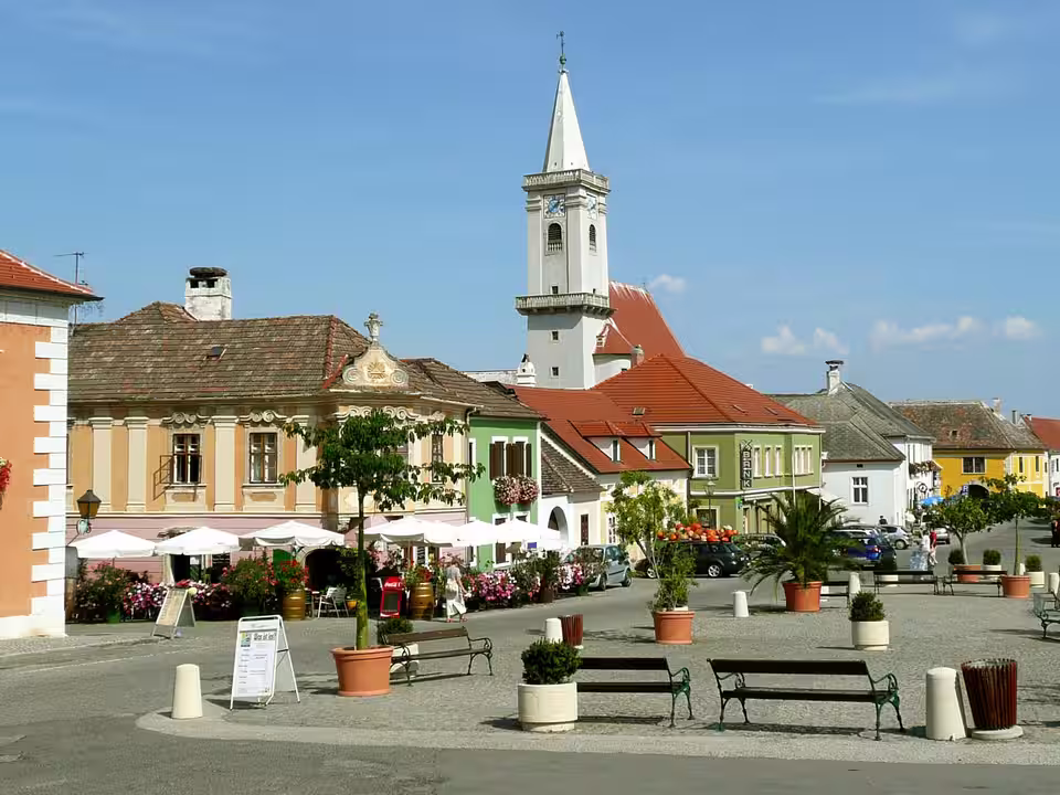 Bunte Häuser am Rathausplatz und Kirchturm in Rust im Burgenland
