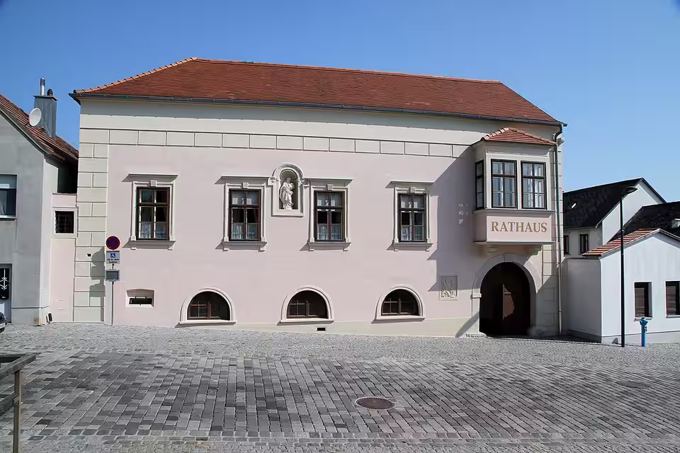 Rathaus und gepflasterter Vorplatz in Großhöflein