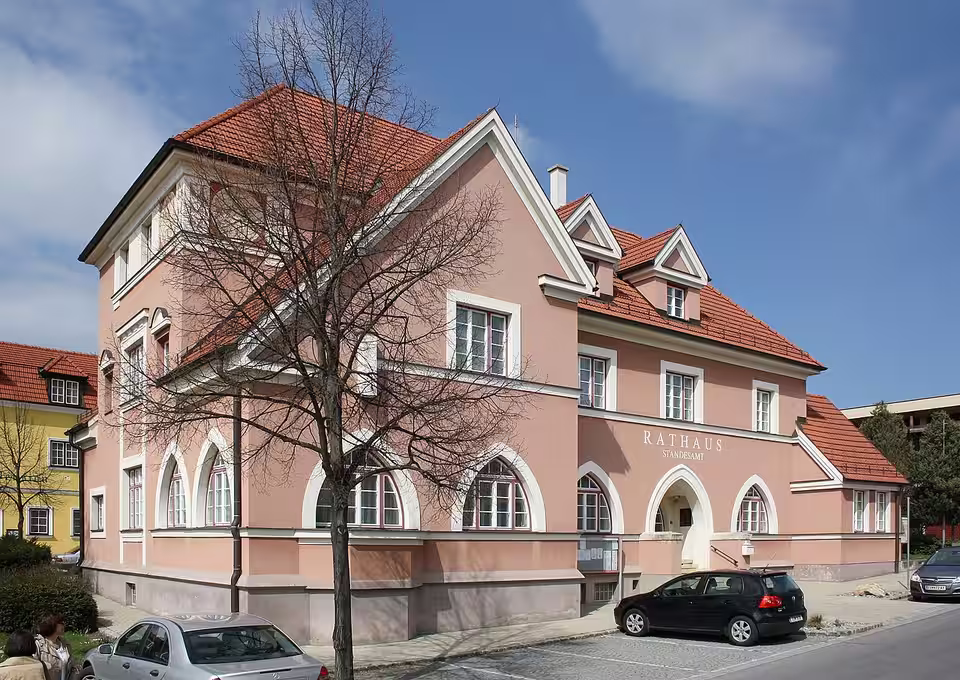 Rathaus mit rosafarbener Fassade in Hornstein