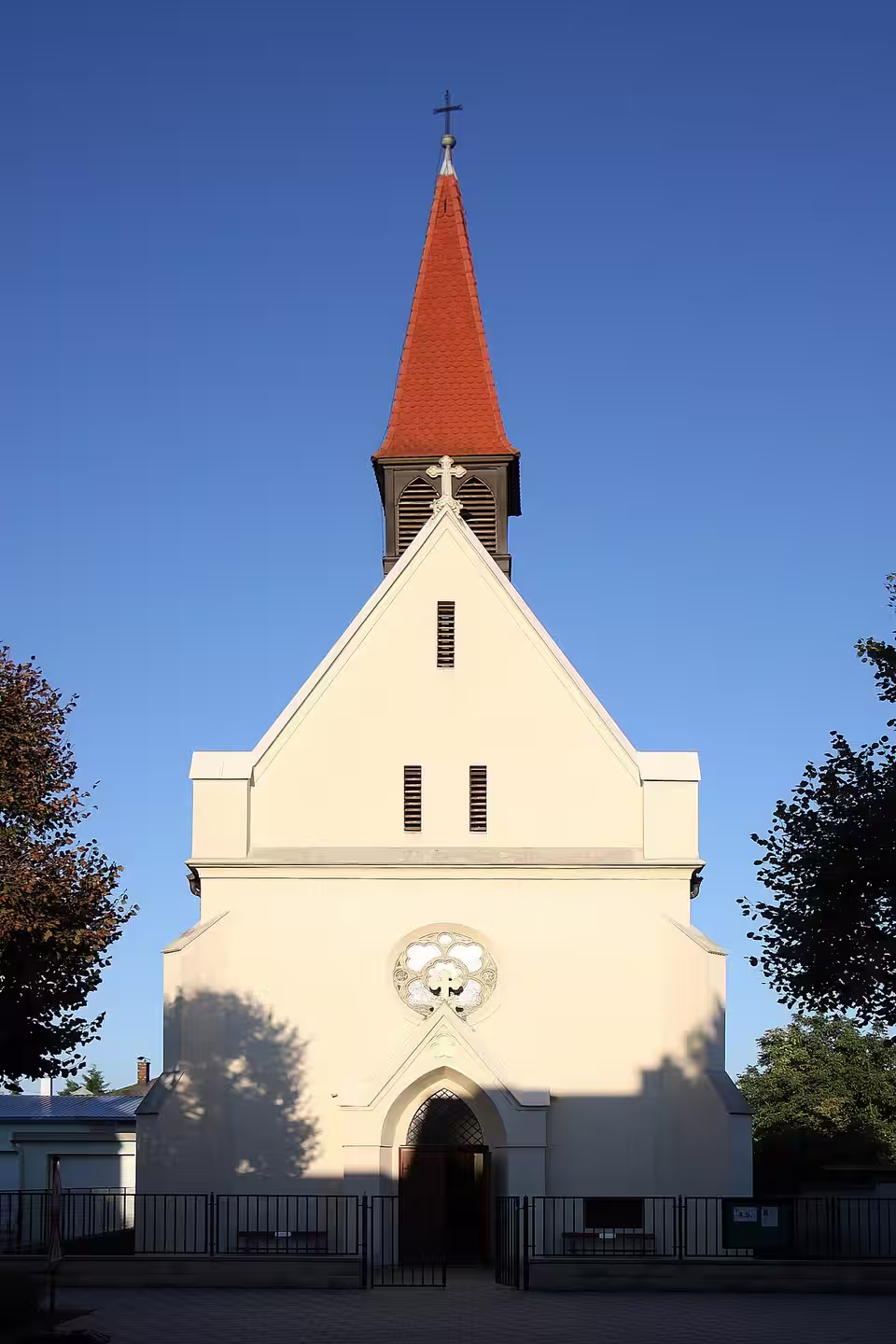 Evangelische Pfarrkirche mit rotem Turmdach in Neufeld an der Leitha