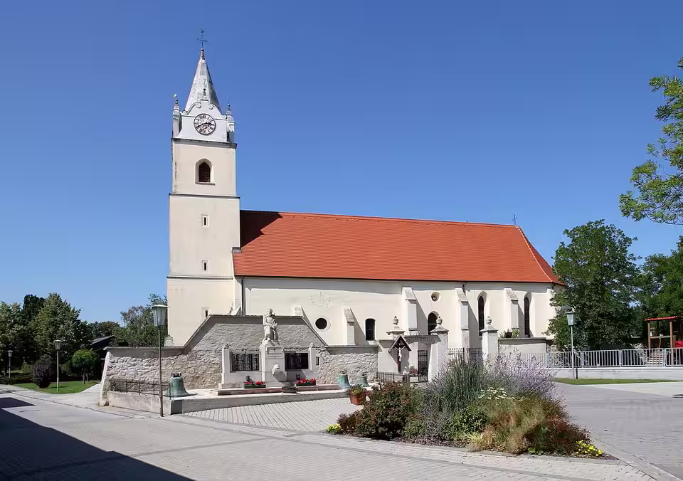 Pfarrkirche Mariä Himmelfahrt und Vorplatz in Oslip