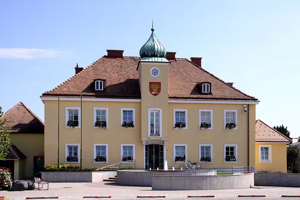 Gemeindeamt mit gelber Fassade in Siegendorf