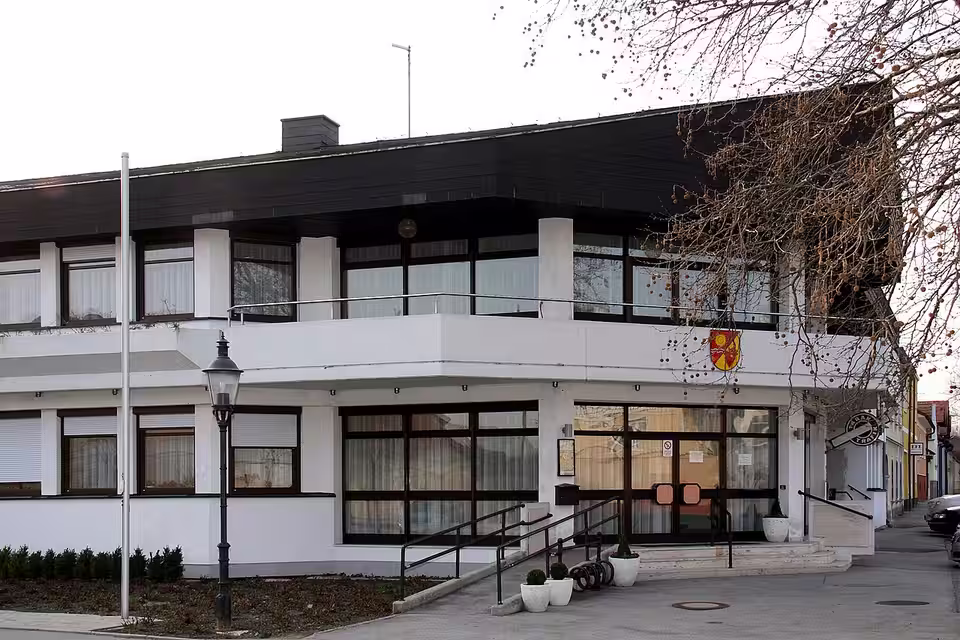 Gemeindeamt und Vorplatz in Steinbrunn