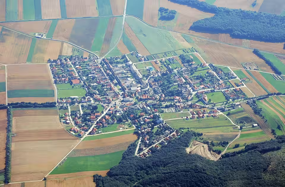 Luftaufnahme von Stotzing und den umliegenden Feldern