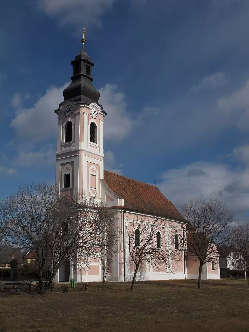 Pfarrkirche von Bocksdorf mit hohem Turm