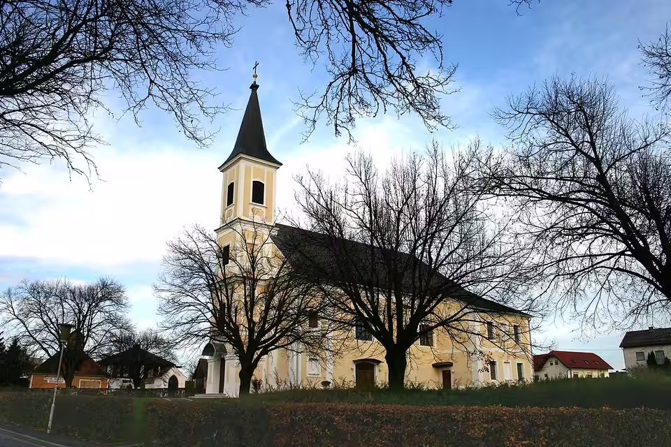 Pfarrkirche hinter Bäumen in Gerersdorf-Sulz