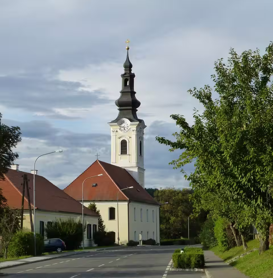 Evangelische Kirche an der Straße in Kukmirn