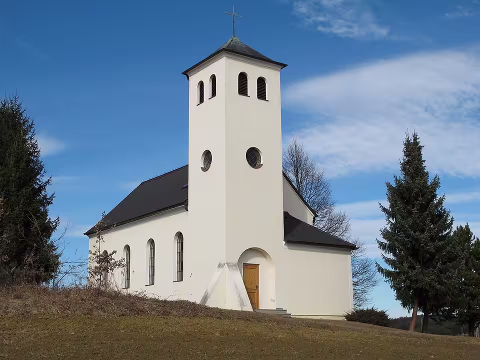 Kirche auf einer Wiese in Neustift bei Güssing