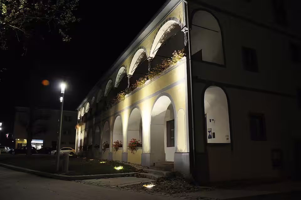 Beleuchtetes ehemaliges Kastell Batthyány in Stegersbach bei Nacht