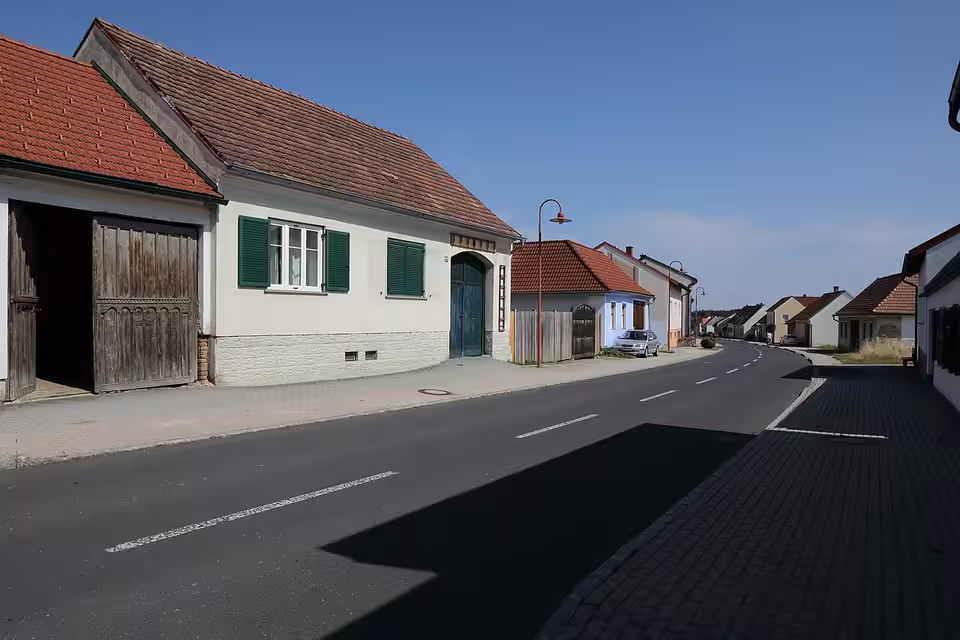Häuser an der Ortsstraße in Stinatz