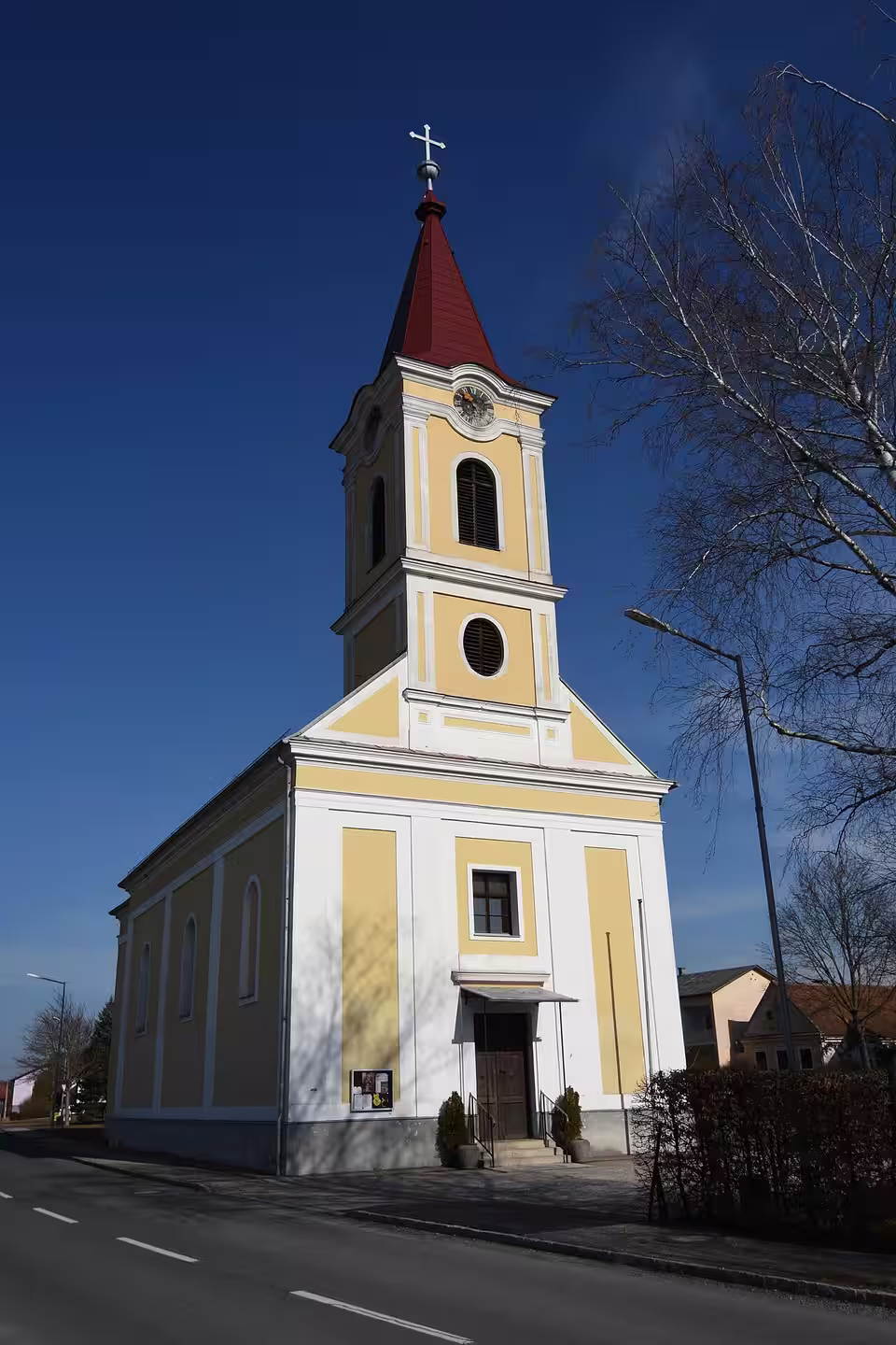 Pfarrkirche mit gelber Fassade in Strem