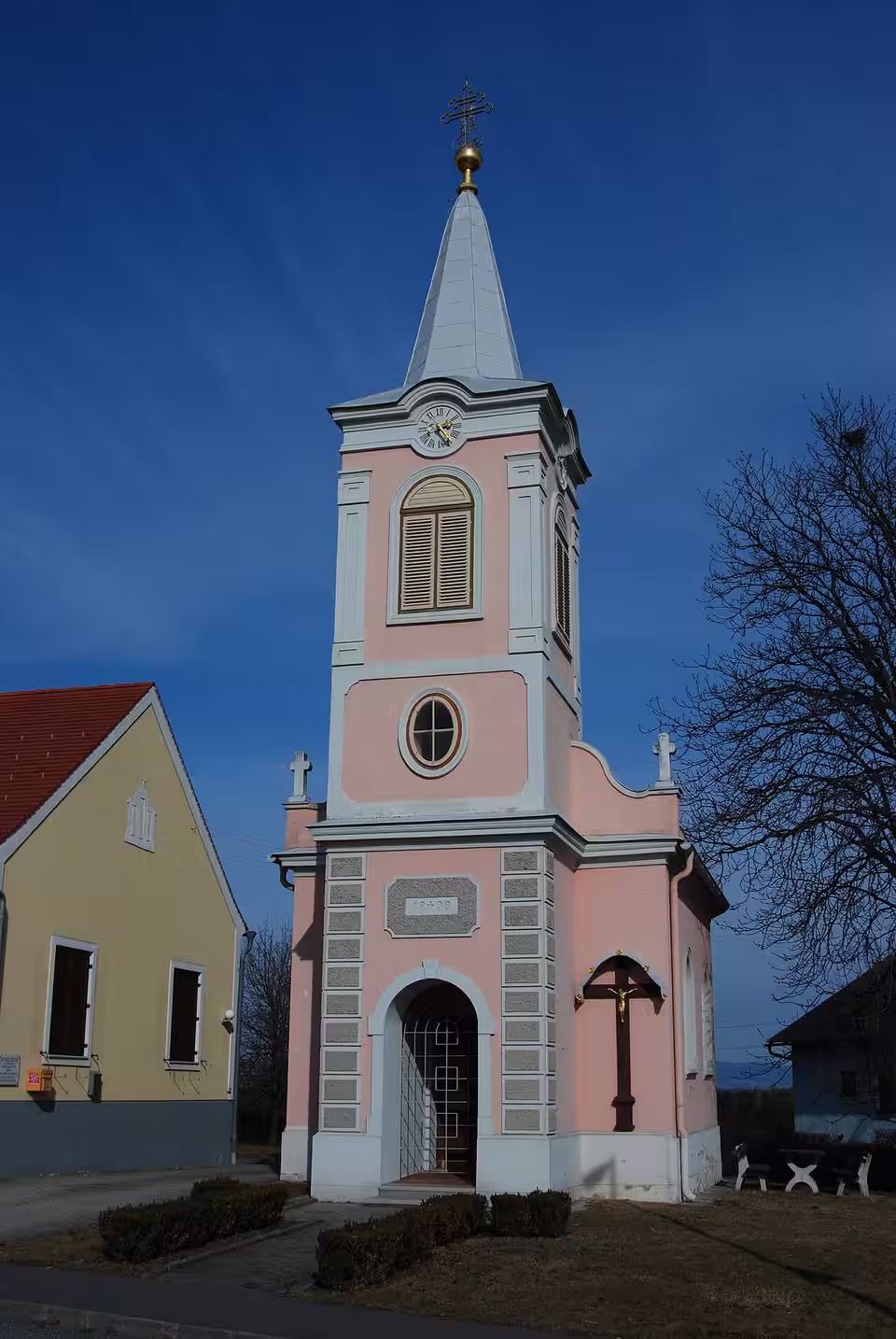 Ortskapelle mit rosafarbener Fassade in Wörterberg