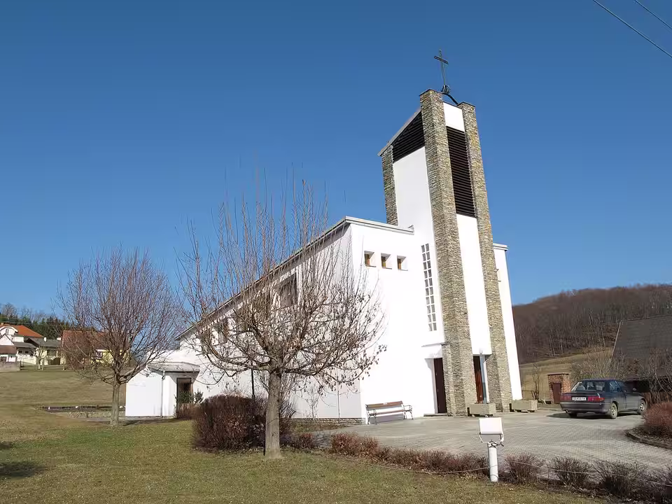 Kirche mit modernem Turm in Inzenhof