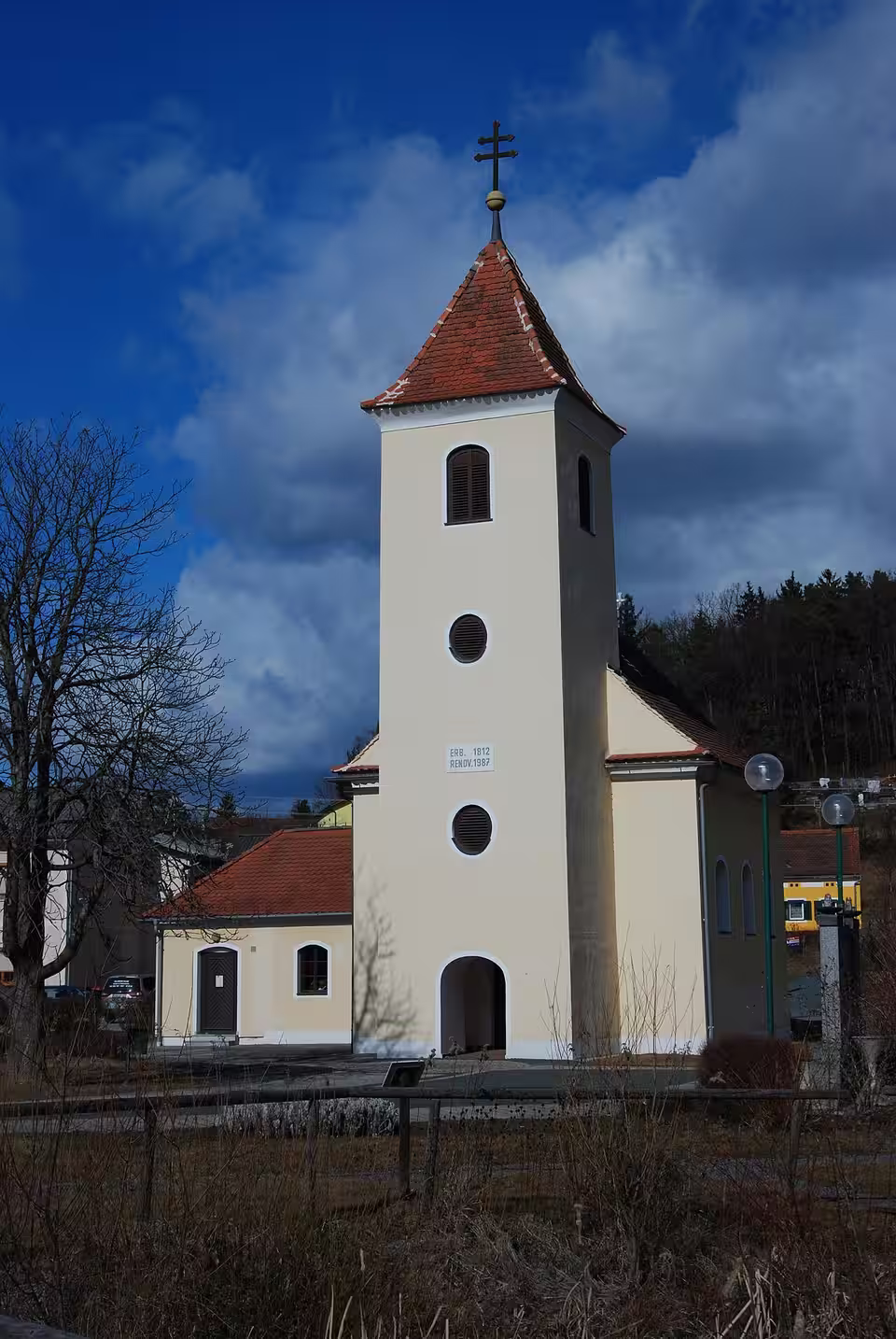 Kirche mit rotem Turmdach in Rohr im Burgenland