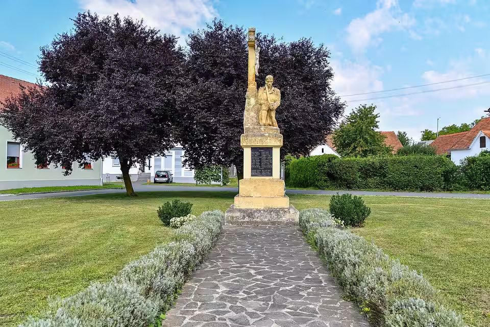 Kriegerdenkmal mit Grünanlage in Bildein