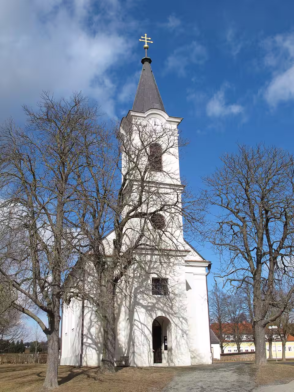 Kirche zwischen Bäumen in Rauchwart