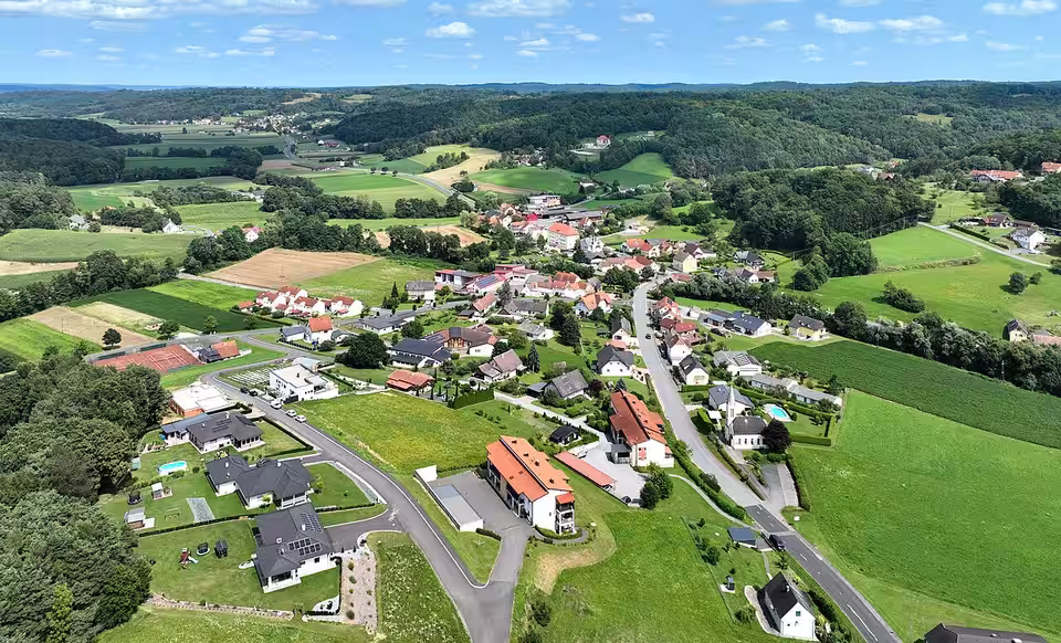 Luftaufnahme von Minihof-Liebau in grüner Hügellandschaft