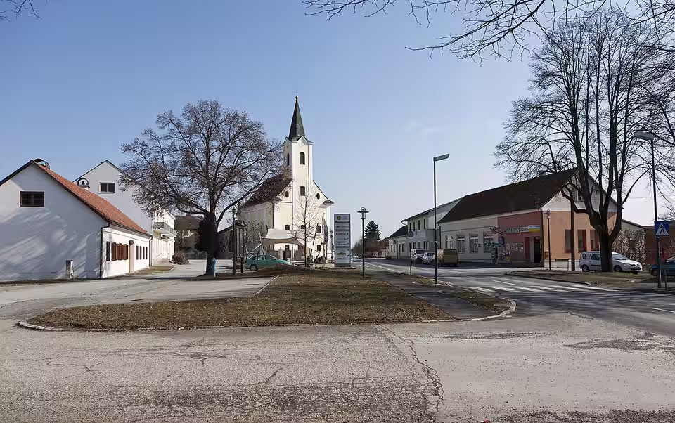Hauptplatz und Kirche in Mogersdorf