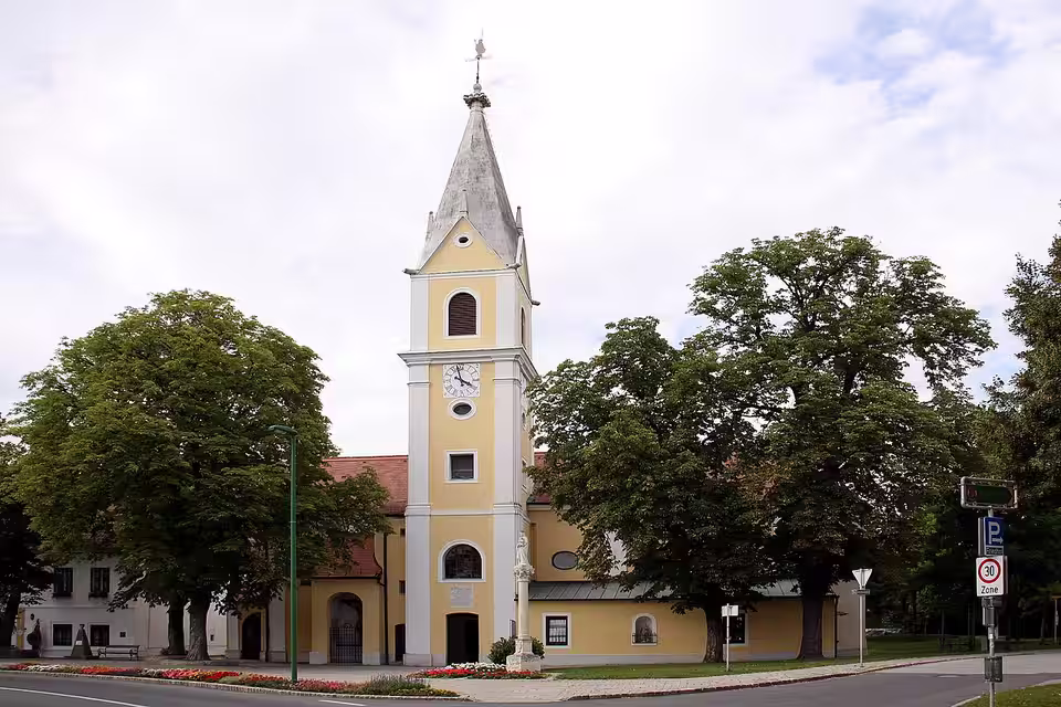 Pfarrkirche und Bäume in Pöttsching