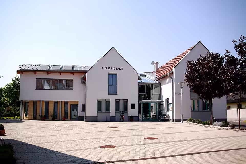 Gemeindeamt am gepflasterten Platz in Rohrbach bei Mattersburg