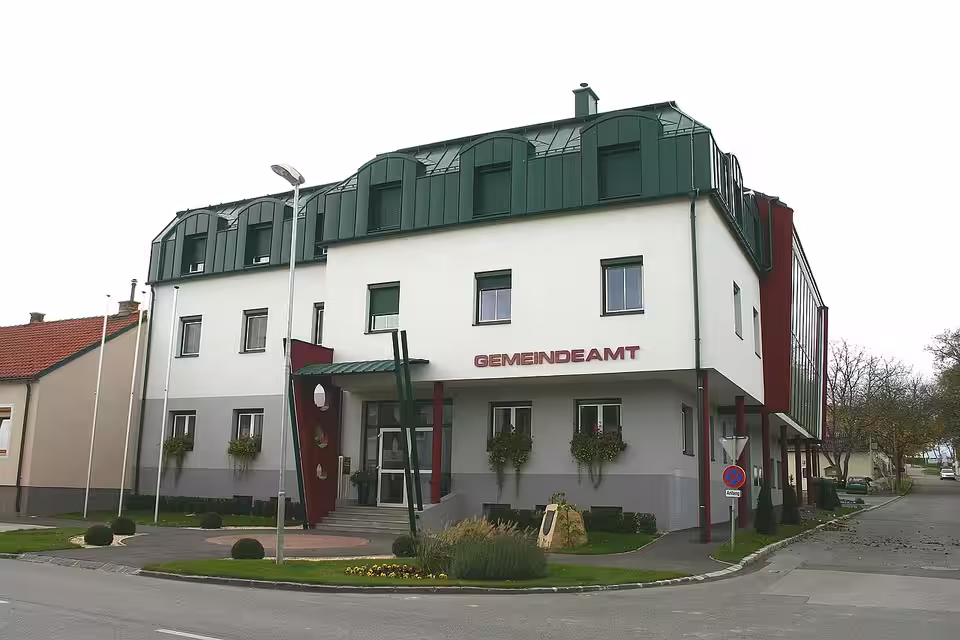 Gemeindeamt mit grünem Dach in Sigleß