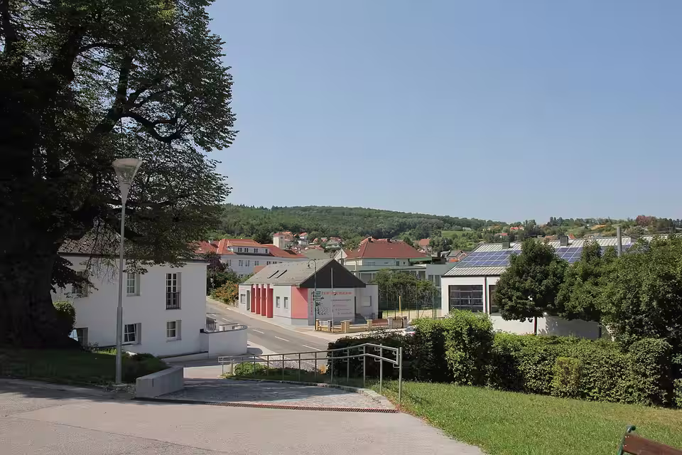Blick auf Häuser und Gärten in Wiesen
