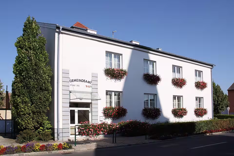Gemeindeamt mit Blumenschmuck in Antau