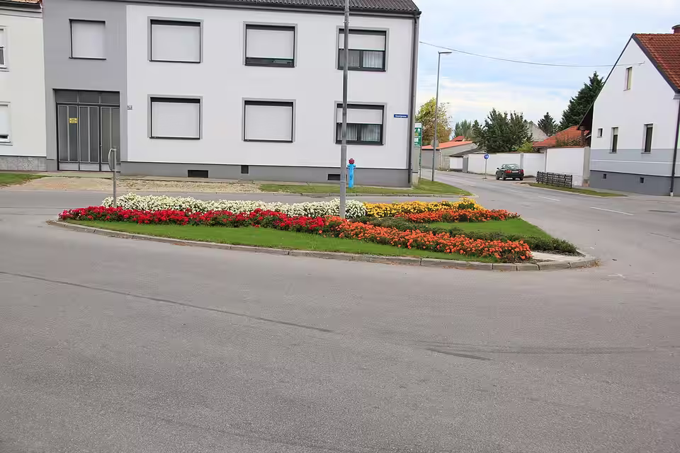 Straßenplatz mit Blumenbeet in Apetlon
