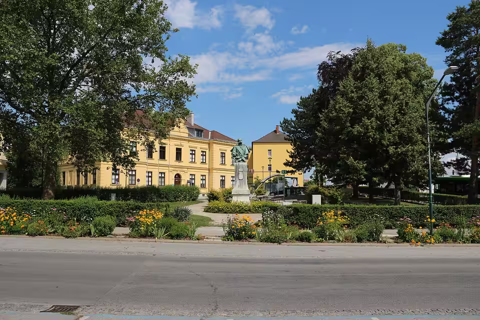 Bahnhofsvorplatz mit Kaiser-Franz-Joseph-Denkmal in Bruckneudorf