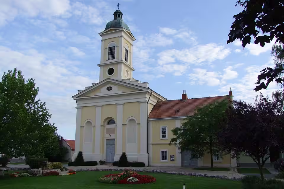 Evangelische Pfarrkirche und Pfarrhof in Deutsch Jahrndorf