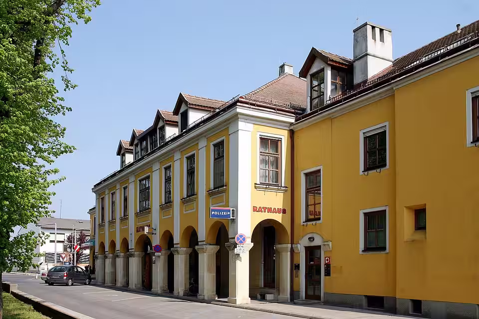 Rathaus und Straßenraum in Gols