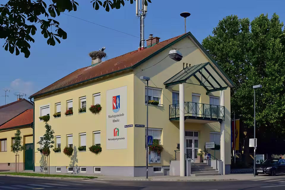 Gemeindeamt Illmitz mit Storchennest auf dem Dach