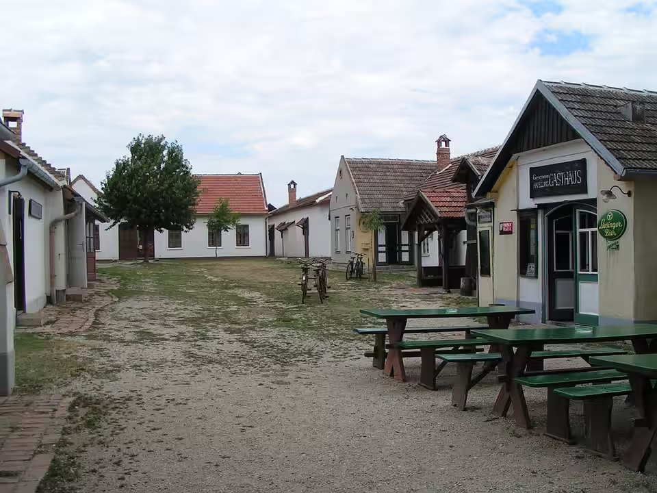 Dorfplatz im Dorfmuseum Mönchhof