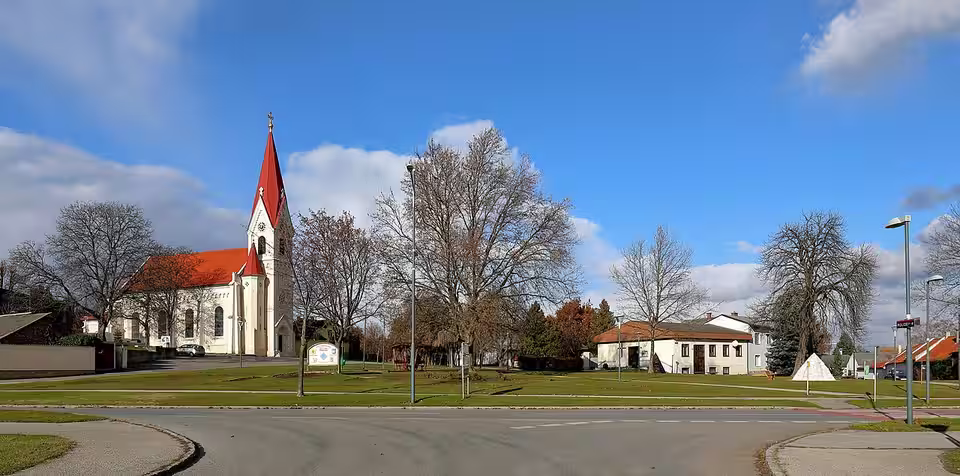 Ortszentrum mit Pfarrkirche in Nickelsdorf