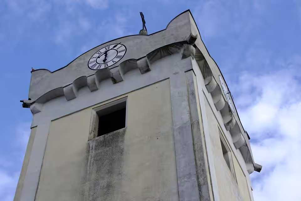 Turm der Pfarrkirche zu Allen Heiligen in Pama.