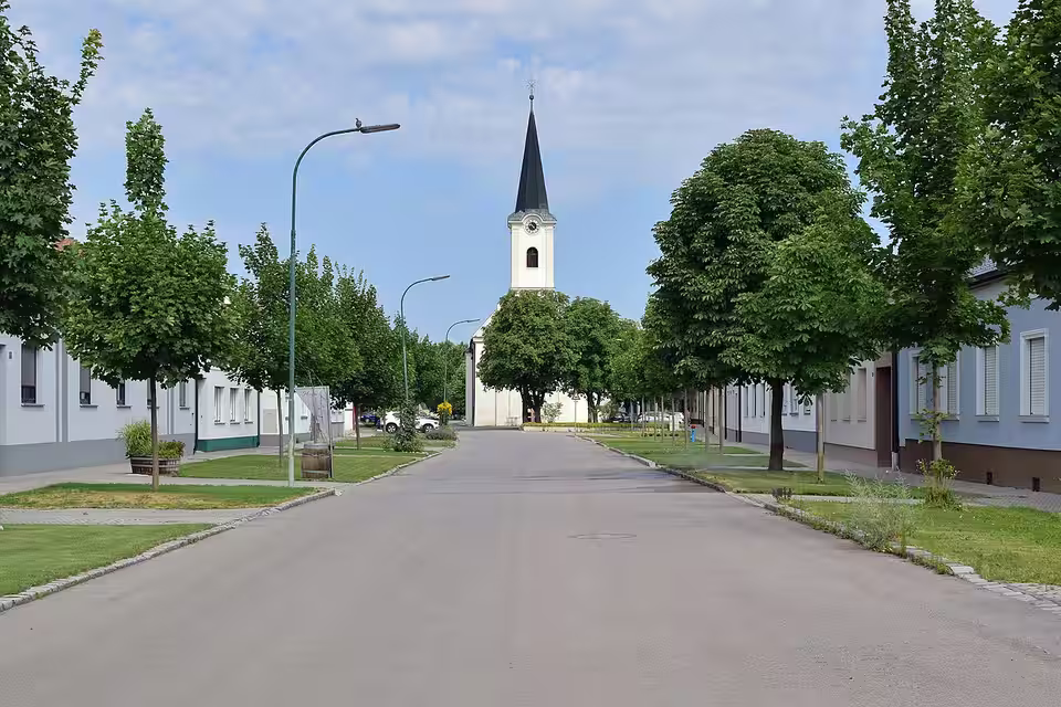 Untere Hauptstraße mit Pfarrkirche in Tadten