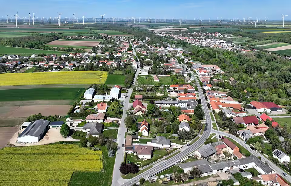 Luftaufnahme von Potzneusiedl und den umliegenden Feldern
