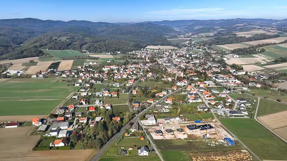 Luftaufnahme von Kobersdorf und der Hügellandschaft