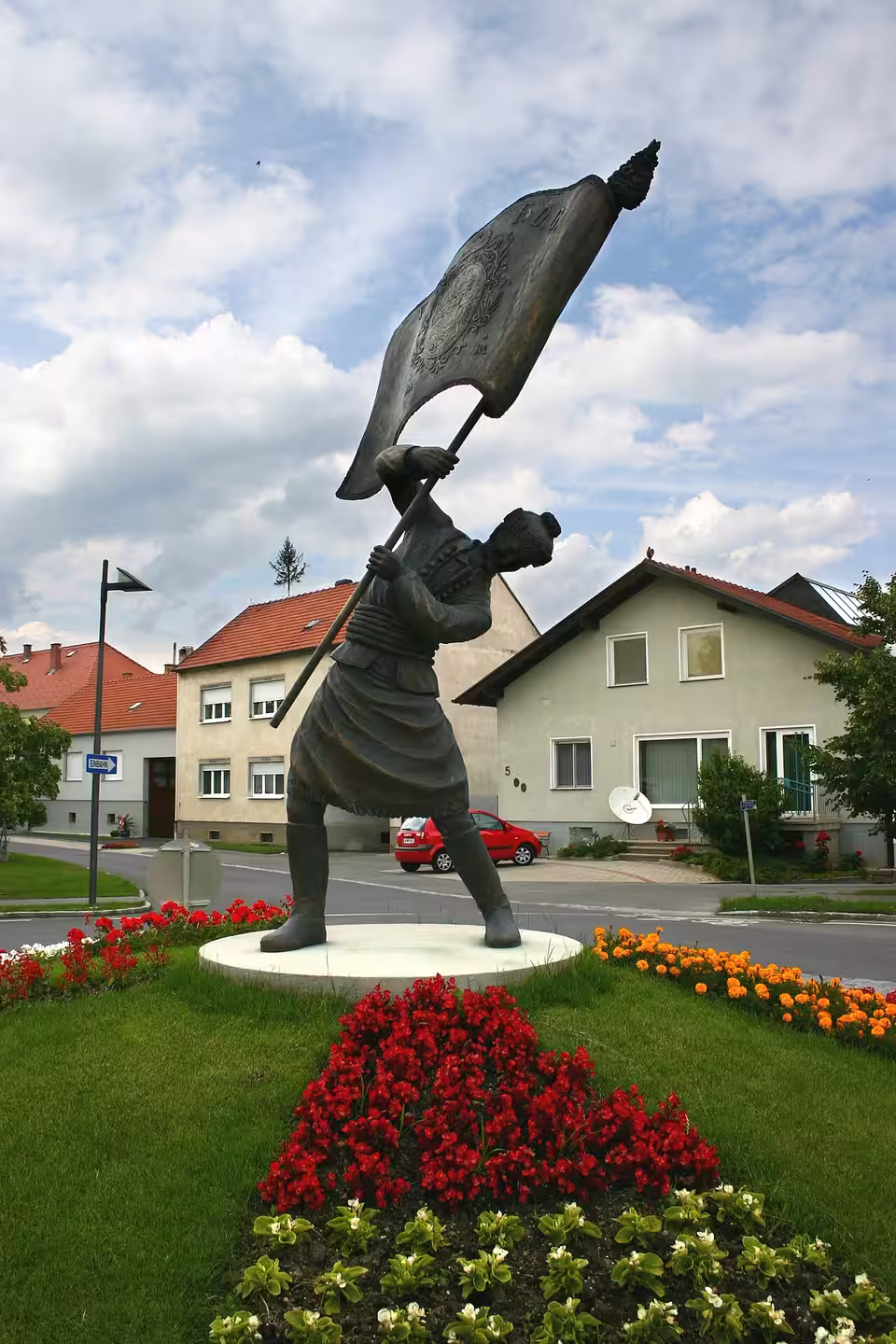 Fahnenschwinger-Denkmal am Kreisverkehr in Neckenmarkt