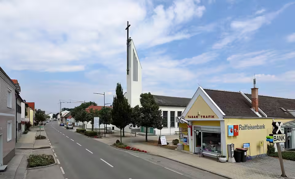 Hauptstraße und moderne Kirche im Ortszentrum von Neutal