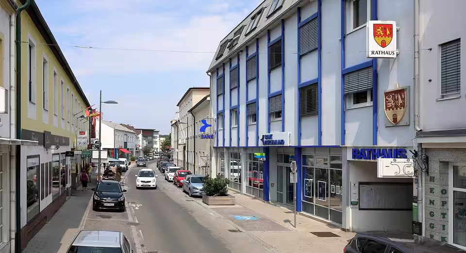 Hauptstraße mit Rathaus in Oberpullendorf