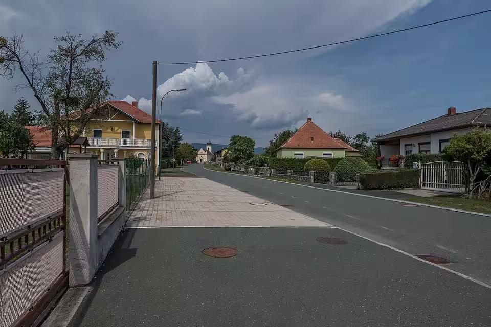 Ortsstraße mit Blick zur Pfarrkirche in Schachendorf