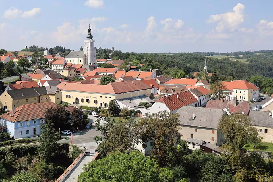 Blick vom Bergfried auf das Ortszentrum von Stadtschlaining