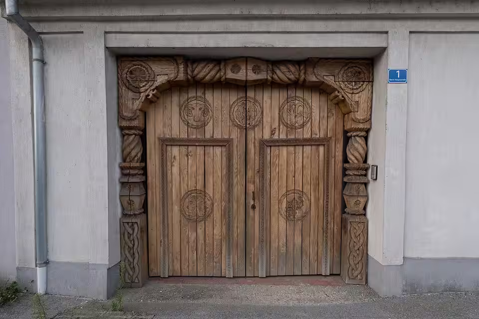 Geschnitztes Holzportal an der Oberen Hauptstraße 1 in Unterwart