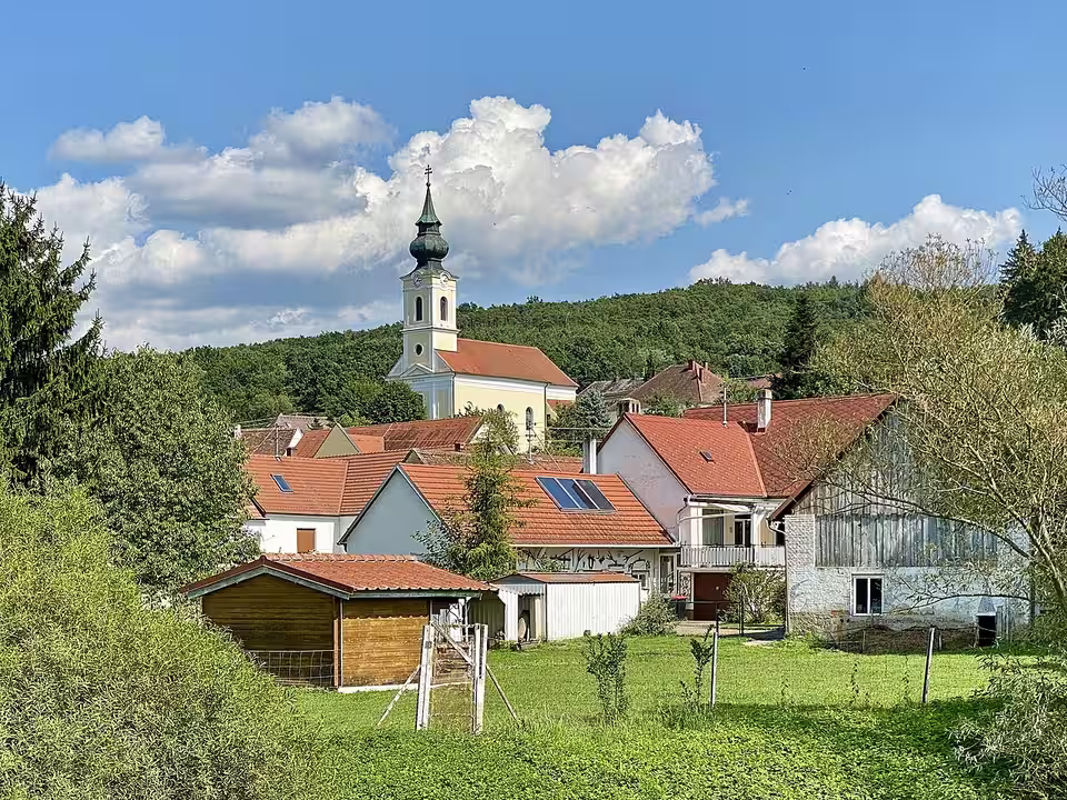 Häuser und Kirche in Badersdorf