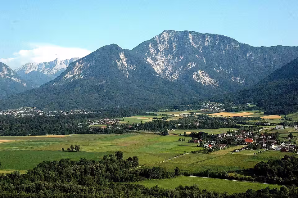 Kirschentheuer vor dem Sechter und Ferlacher Horn in der Gemeinde Ferlach