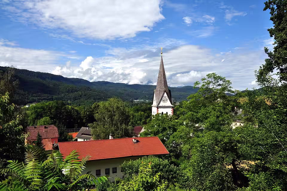 Dächer und Kirchturm in Keutschach am See