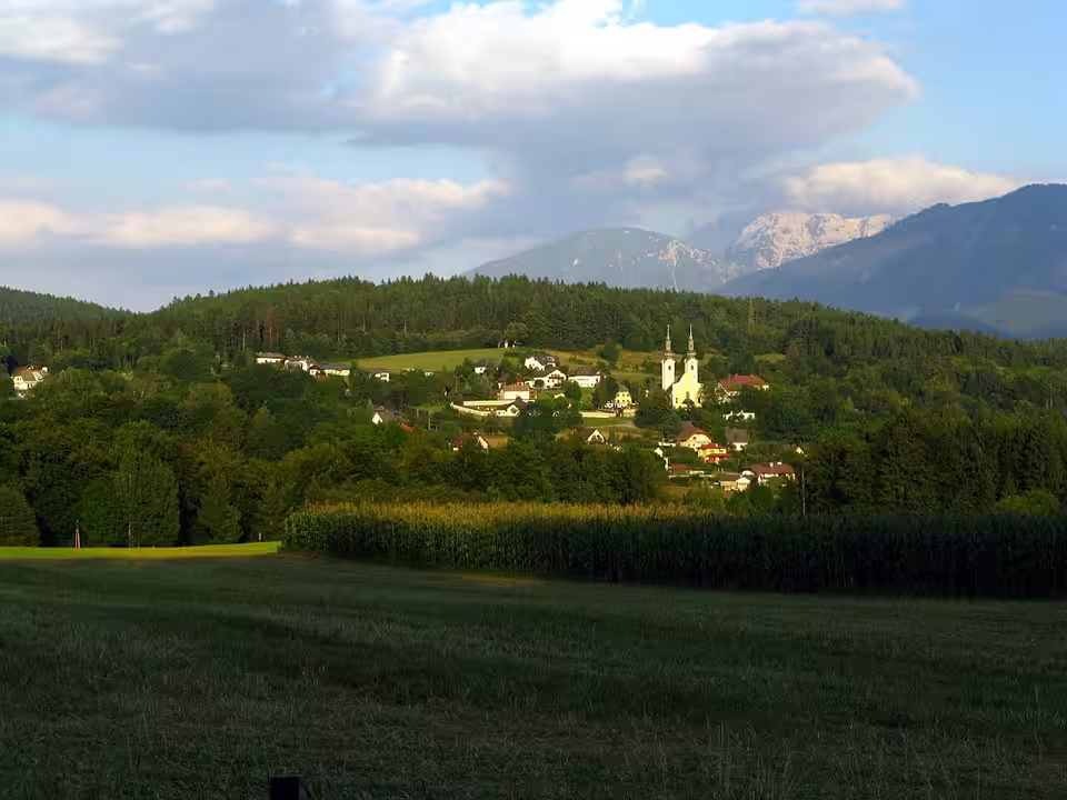 Blick über Wiesen auf Maria Rain
