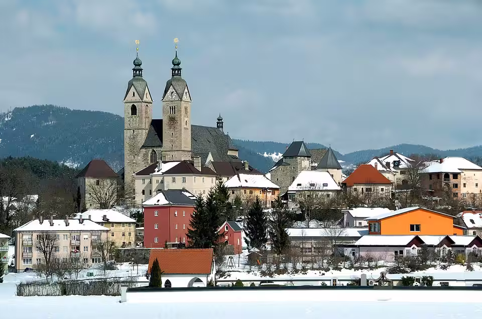 Winterlicher Blick auf Maria Saal mit den beiden Kirchtürmen