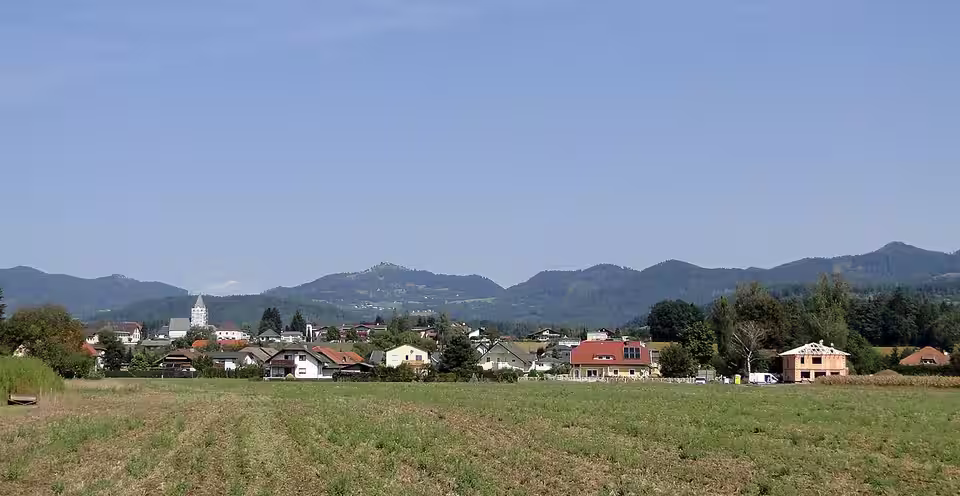 Blick über Felder auf Poggersdorf